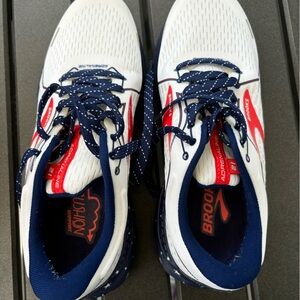 BROOKS WOMENS USA RUNNING SHOES - size 9